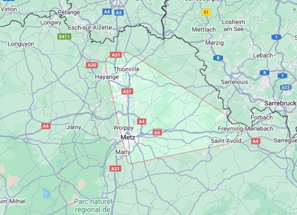 Carte routière transfrontalière autour de Metz et Thionville. Visualise l'A31, A4 et les villes clés en France, Luxembourg et Sarre. Zone centrale lorraine délimitée.